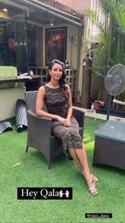 Triptii Dimri feet photo thumbnail