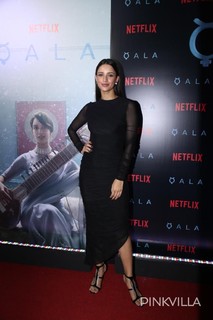 Triptii Dimri feet photo thumbnail