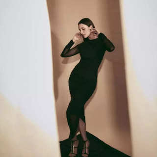 Triptii Dimri feet photo thumbnail