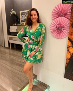 Triptii Dimri feet photo thumbnail