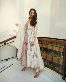 Triptii Dimri feet photo thumbnail