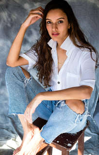 Triptii Dimri feet photo thumbnail