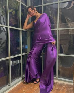 Triptii Dimri feet photo thumbnail