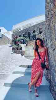 Triptii Dimri feet photo thumbnail