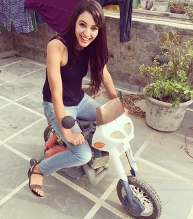 Triptii Dimri feet photo thumbnail