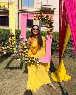 Triptii Dimri feet photo thumbnail