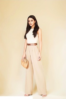 Triptii Dimri feet photo thumbnail