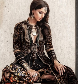 Triptii Dimri feet photo thumbnail