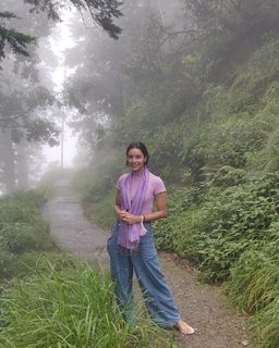 Triptii Dimri feet photo thumbnail