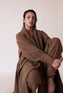 Triptii Dimri feet photo thumbnail