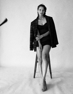 Triptii Dimri feet photo thumbnail