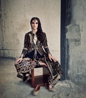 Triptii Dimri feet photo thumbnail