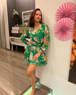 Triptii Dimri feet photo thumbnail