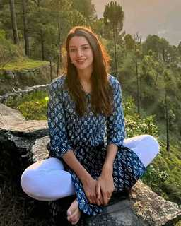 Triptii Dimri feet photo thumbnail