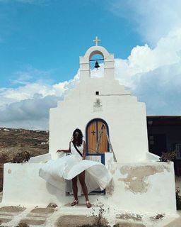 Triptii Dimri feet photo thumbnail