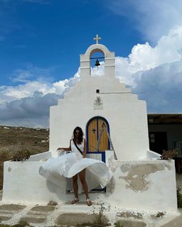 Triptii Dimri feet photo thumbnail