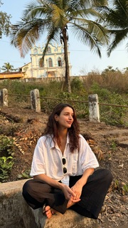 Triptii Dimri feet photo thumbnail