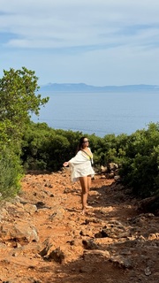 Triptii Dimri feet photo thumbnail