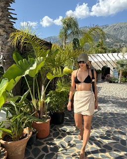 Triptii Dimri feet photo thumbnail