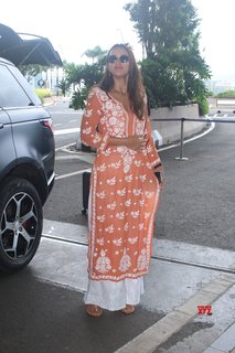 Triptii Dimri feet photo thumbnail