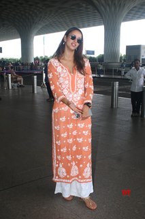 Triptii Dimri feet photo thumbnail