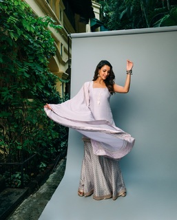 Triptii Dimri feet photo thumbnail