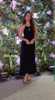 Triptii Dimri feet photo thumbnail