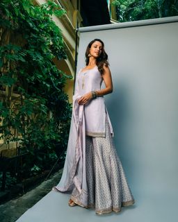 Triptii Dimri feet photo thumbnail