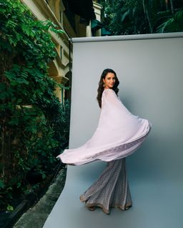 Triptii Dimri feet photo thumbnail