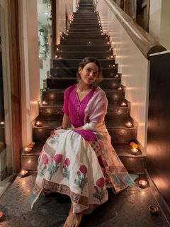 Triptii Dimri feet photo thumbnail