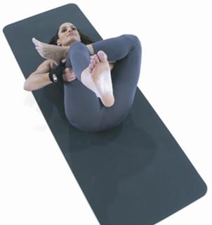 Trish Stratus feet photo thumbnail