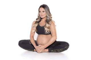 Trish Stratus feet photo thumbnail