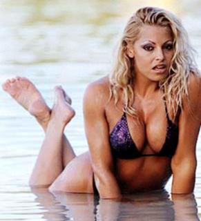 Trish Stratus feet photo thumbnail