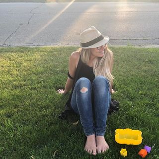 Trish Stratus feet photo thumbnail