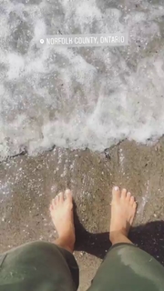 Trish Stratus feet photo thumbnail