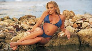 Trish Stratus feet photo thumbnail