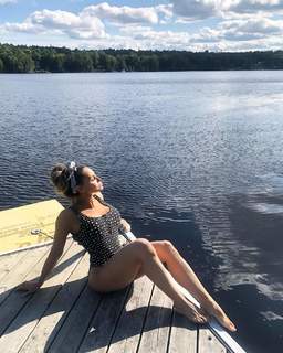 Trish Stratus feet photo thumbnail