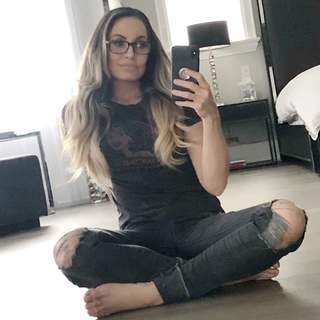 Trish Stratus feet photo thumbnail