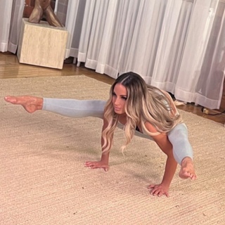 Trish Stratus feet photo thumbnail