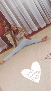 Trish Stratus feet photo thumbnail