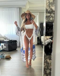 Trish Stratus feet photo thumbnail