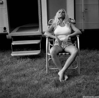 Trish Stratus feet photo thumbnail