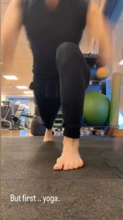 Trish Stratus feet photo thumbnail