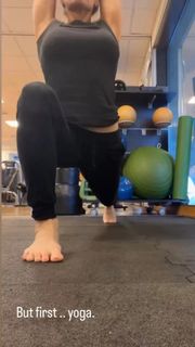 Trish Stratus feet photo thumbnail