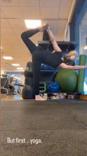 Trish Stratus feet photo thumbnail