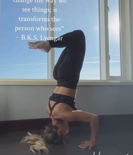 Trish Stratus feet photo thumbnail