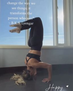 Trish Stratus feet photo thumbnail