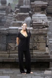 Trish Stratus feet photo thumbnail