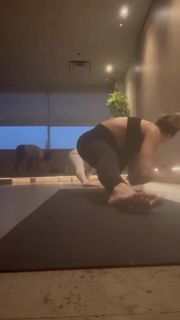 Trish Stratus feet photo thumbnail