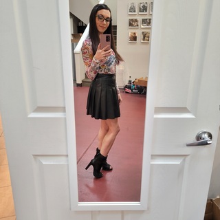 Trisha Hershberger feet photo thumbnail